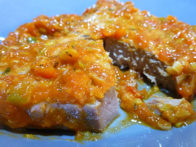 Atún rojo con tomate y pimientos