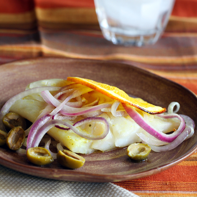 Bacalao al horno con naranja y aceituras