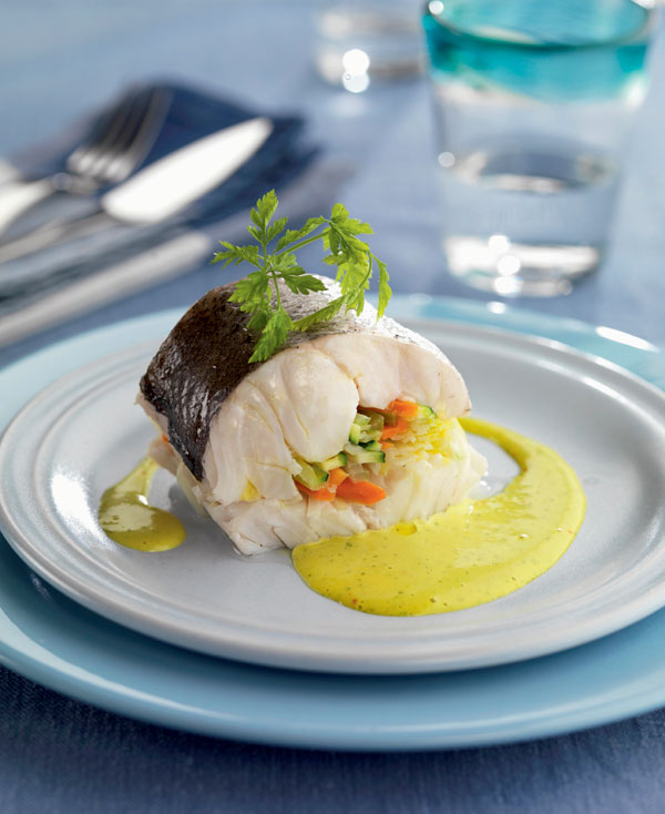 Merluza rellena de verduras con salsa de azafrán