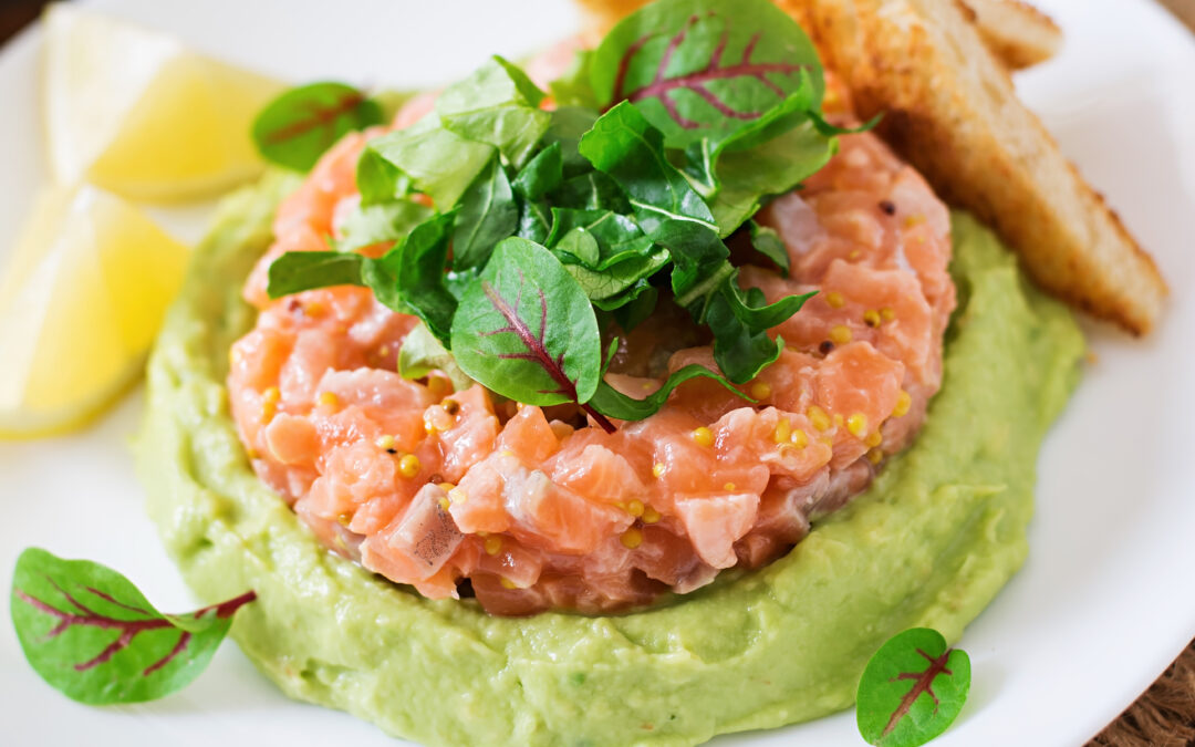 Tartar de Salmón con Mousse de Aguacate
