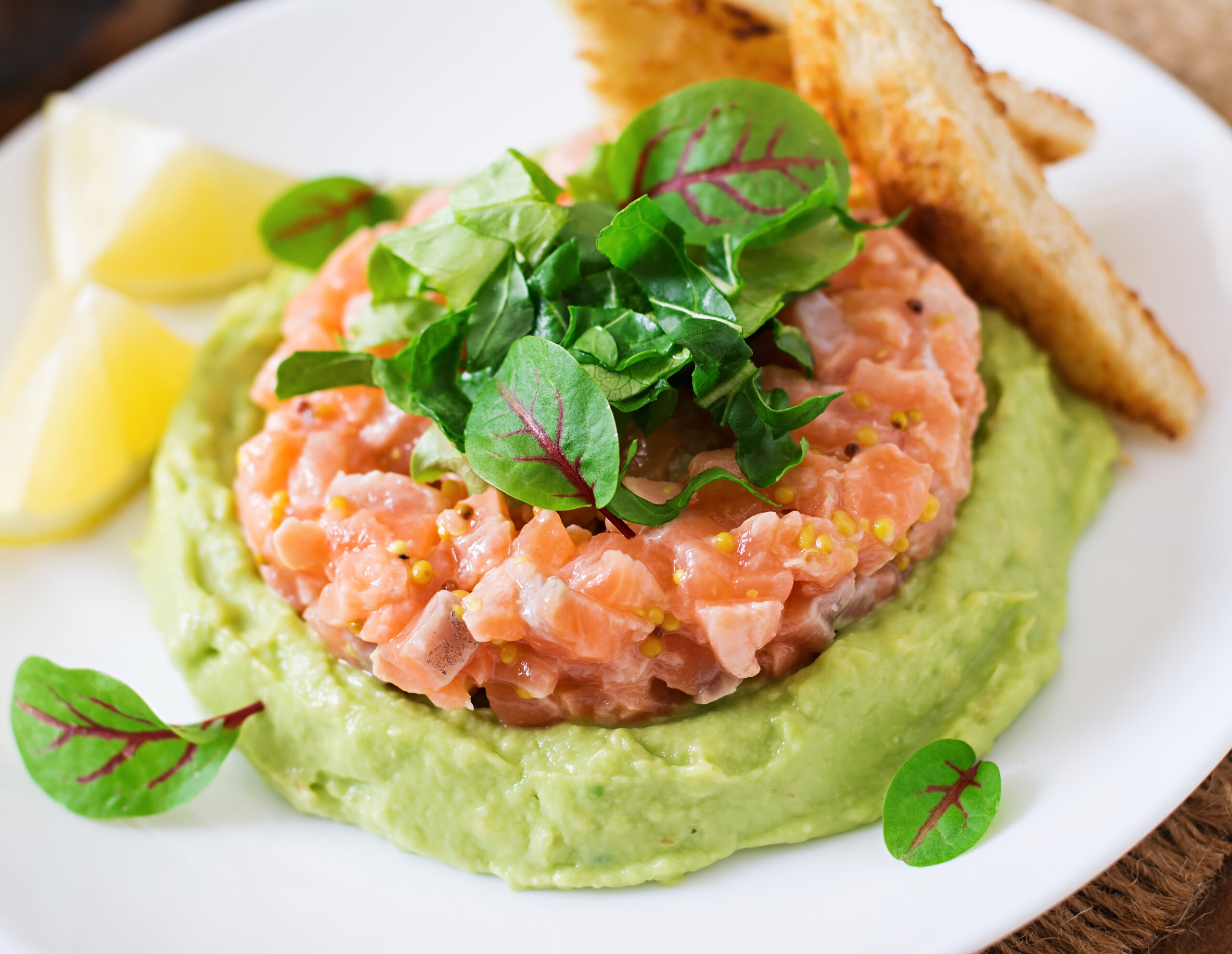 Tartar de Salmón con Mousse de Aguacate