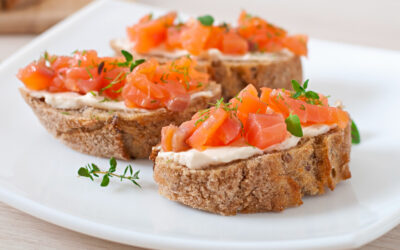 Tartar de salmón con queso crema sobre tostadas de pan
