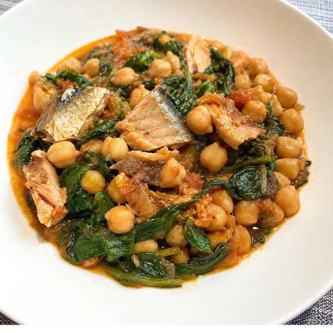 Caballa con garbanzos y espinacas