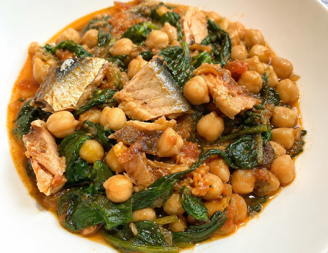 Caballa con garbanzos y espinacas
